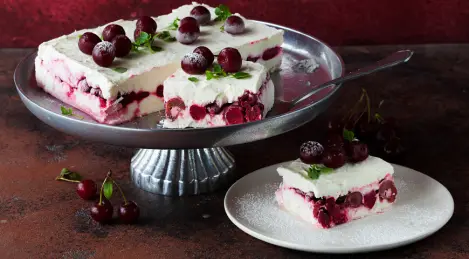 Cheesecake with cherries
