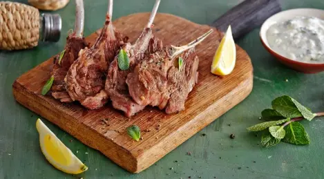 Lamb loin with yogurt sauce