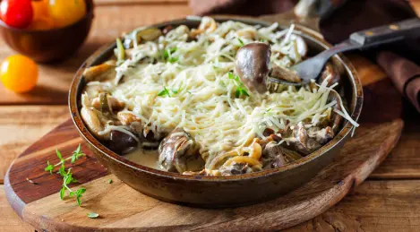 Riñones de ternera con champiñones en salsa de crema agria