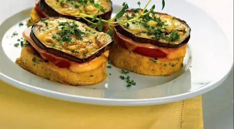Antipasto di melanzane, pomodori e formaggio
