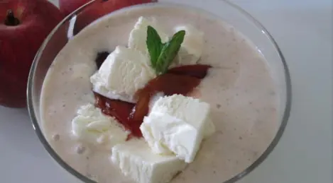 Postre de nectarina con helado