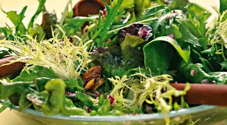 Green salad with walnuts