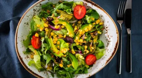 Green salad with corn and avocado
