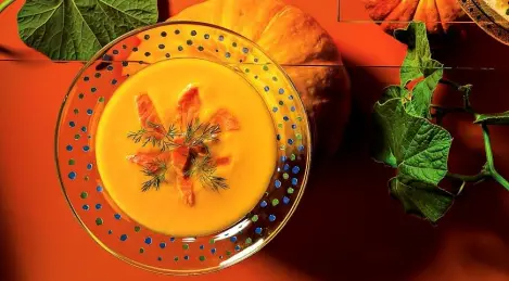 Sopa de calabaza con trucha escalfada al vino blanco