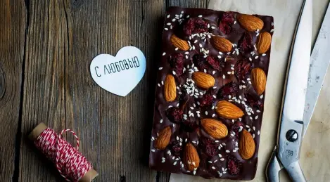 Barra de chocolate con cerezas secas, nueces y semillas de sésamo