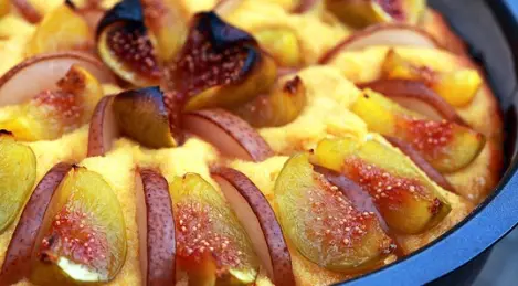 Tarte aux figues et poires sur pâte levée à la semoule de maïs