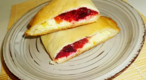 Calzone with beetroot and ricotta