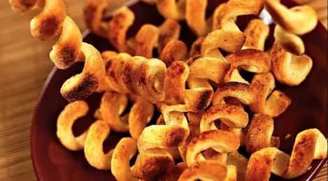 Spiral cookies with red and black pepper