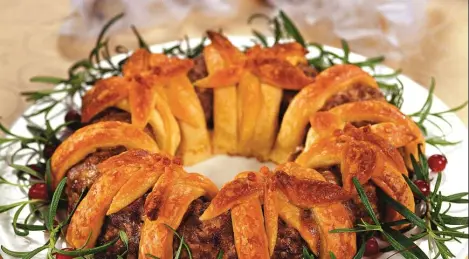 Anillo de carne con huevos de codorniz