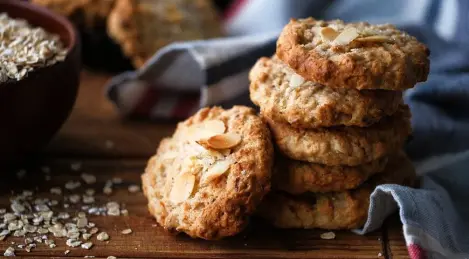 Biscotti con albicocche secche e yogurt