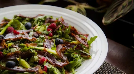 Salade de canard séché et framboises