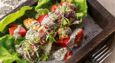 Salade de poulet avec vinaigrette aux graines de pavot