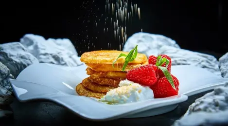 Pancakes su farina di mandorle con latte di cocco e lamponi di Mikhail Simagin