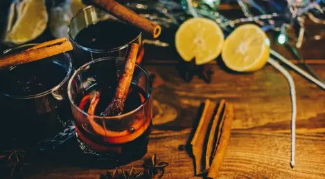 Glühwein mit Honig und Orange