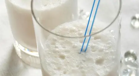 Milkshake avec de la glace dans un mélangeur "De l'enfance"