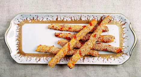 "Piernas" de hojaldre con queso y semillas de sésamo