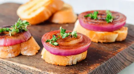 Bruschetta with grilled onion