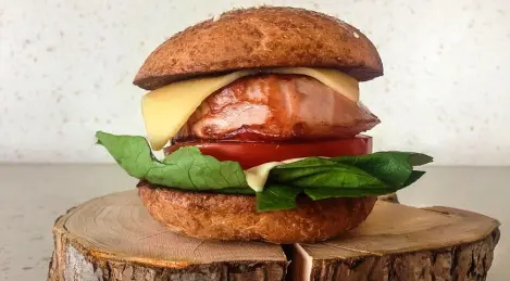 Hamburger con salsiccia bollita