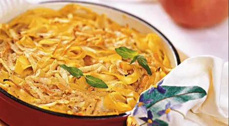 Noodle casserole with carrots and apples