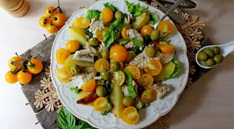 Warmer Salat mit Kartoffeln und Fisch
