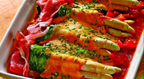 Spargel umwickelt mit Spinat und Käse