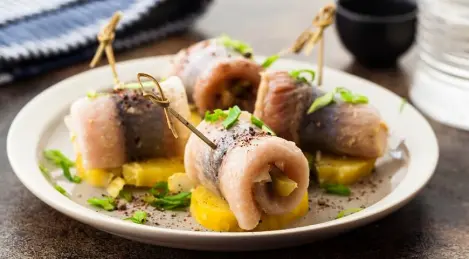 Rollmops de arenque en pan Borodino