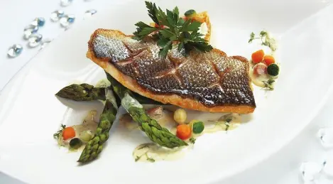 Filete de lubina con espárragos