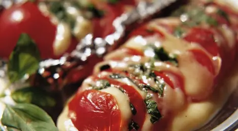 Grilled tomatoes with cheese