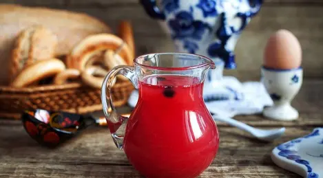 Kissel from cherries, strawberries and chokeberries in a slow cooker