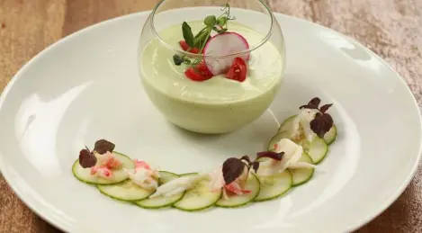 Joghurtsuppe mit Krabben und Avocado