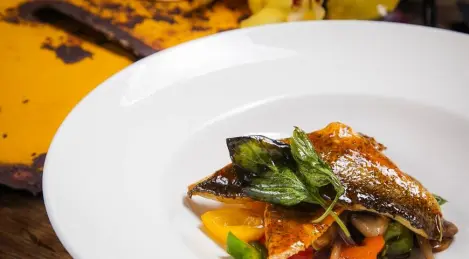 Loup de mer au basilic frit et épices