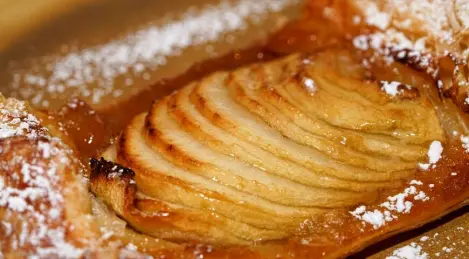 Puff pastry pies with apples