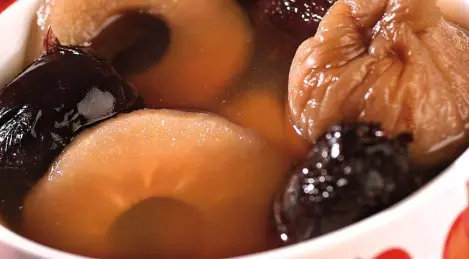 Apfelbrühe mit Feigen und Pflaumen