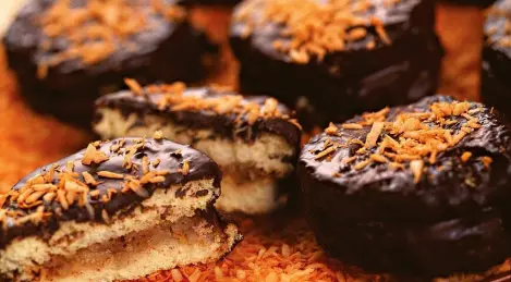 Biscuit cakes with pears