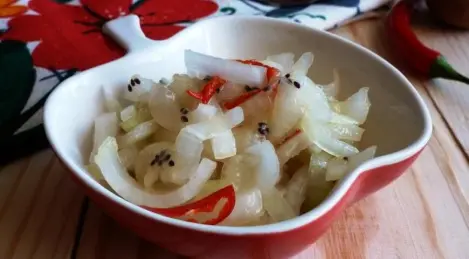 Mit Kiwi eingelegte Zwiebel