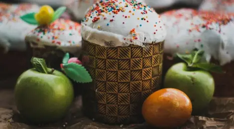 Easter cake with hazelnuts, raisins and candied fruit