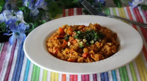 Spicy red lentils with cilantro and walnuts