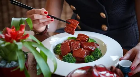 Crispy Pork Cubes with Garlic Sauce