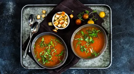 Sopa de tomate con albahaca