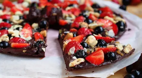 Chocolate berry "pizza"