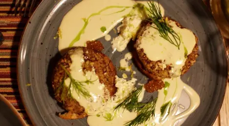 Escalopes de brochet sur une croûte de biscuit