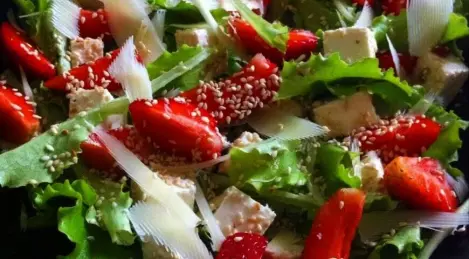 Ensalada con fresas y queso