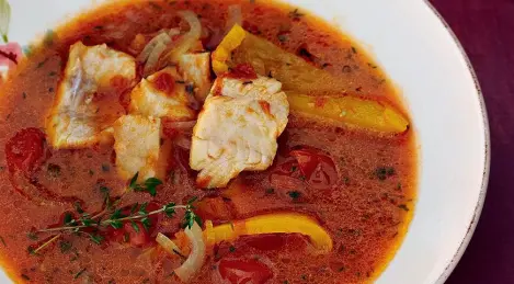 Sopa de pescado con tomates y pimientos dulces