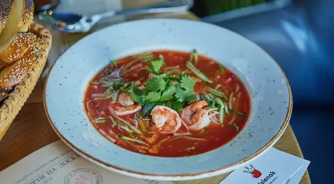 Soupe froide de tomates Kuksi aux crevettes