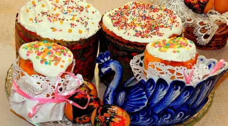 Easter cakes with raisins