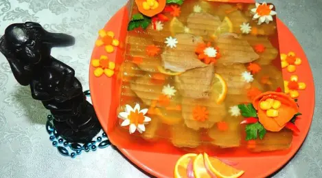 Aspic de langues de veau aux champignons marinés