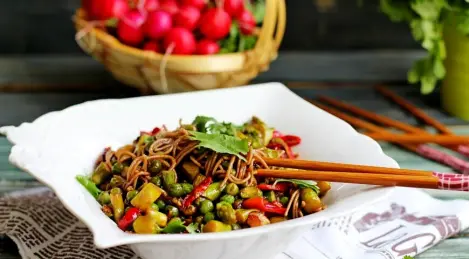 Nouilles de sarrasin aux légumes