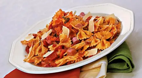 Farfalle with Neapolitan tomato sauce