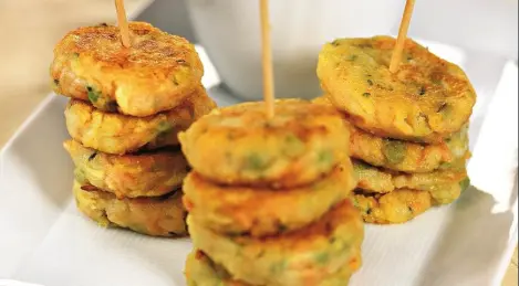 Vegetable cutlets with green pea sauce