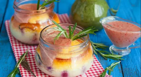 Feiner Quarkpudding ohne Mehl, Butter und Zucker mit Aronia und Erdbeeren